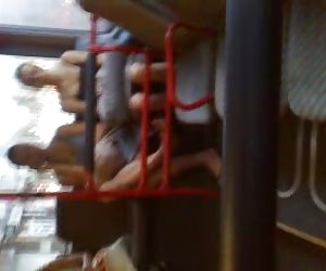 德国的公共超短裙偷窥不同。 巴士站，女孩6