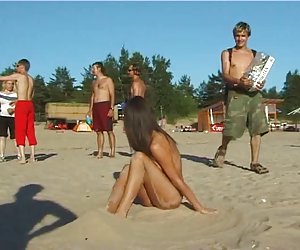 美丽的新鲜面临着青少年起在海滩上的裸体