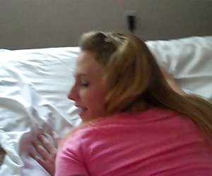 妻子在玩一个新朋友