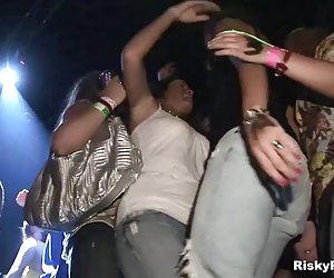 放荡的小妞去疯了，疯了