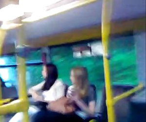 迪克速结束之前2个女孩在巴士