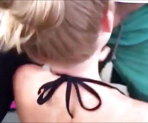 天热的妻子在海滩！