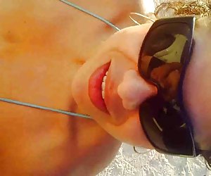 业余吹箫在海滩上