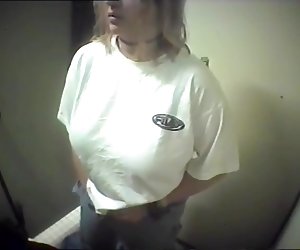 巨大的奶子更换泳衣