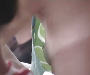 Downblouse,che mette in mostra le forme della giovane attrice1的乳头