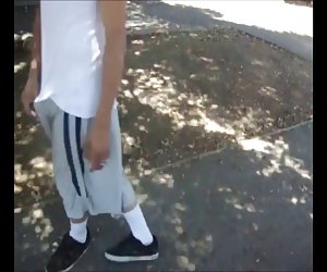 最好的朋友和一个洞穿着短裤