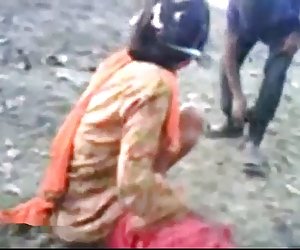 性感的印度gf有一个很难他妈的她bf户外活动