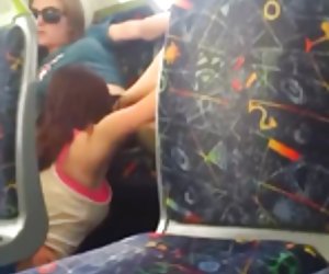 热女同性恋者吃猫在公共汽车在墨尔本