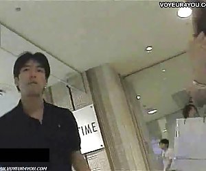 美丽的女孩穿着迷你裙