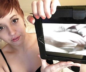 她抓住了你看同性恋色情片