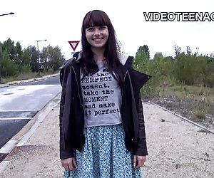 18岁青少年第一个月亮裸体的视频铸造