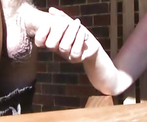 妻子抚摸的朋友的公鸡