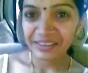 聪明成熟的印度阿姨的胸部显示在车