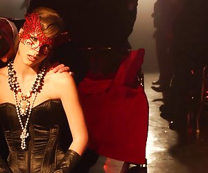 顽皮的女孩在掩使感性爱