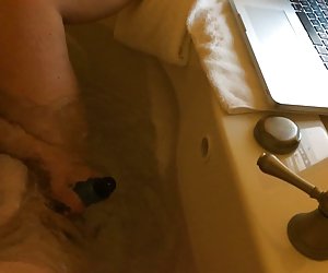 甜美的妻子cum上网聊天apr5 2014年b酒店按摩浴缸