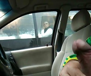 闪烁在汽车通过的车窗