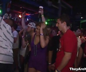 火辣的女孩在做一个脱衣舞在公共