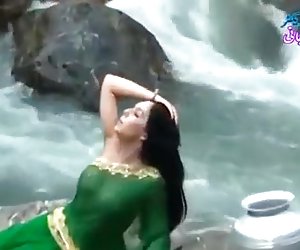 德西的女孩在湿透明的照片展示的胸部..热点显示