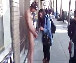 女孩的行为像她从没见过！