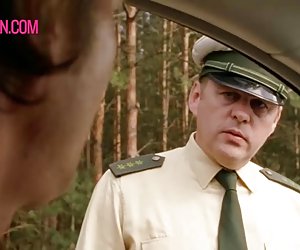 穿着男性裸体的男性的名人了