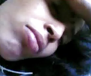 印度的家庭妇女表示她的胸部，猫，老公