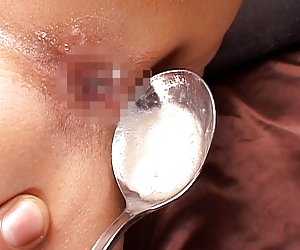 日本女孩的屁肛门饼在一个勺子吃