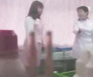 亚洲女孩的剥在医疗检查