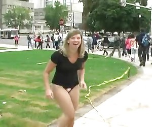 热的女大学生，表示pantis在街上