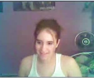 鸡青少年展示了她的小奶子