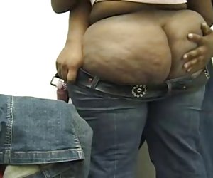 美丽的黑屁股越来越有助于打扮她的牛仔裤。