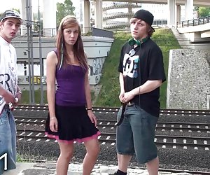 年轻漂亮的女孩街钢棒第1部分