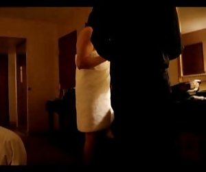 裸体的妻子毛巾下降。kom