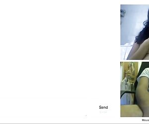 开始的英毛茸茸的青少年表示她的身体