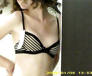 更衣室隐藏的摄-赤裸上身的黑发小胸部