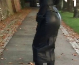 黑皮短裙的女人