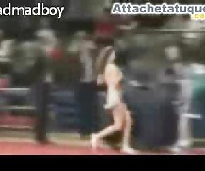 啦啦队长去除她的顶部在一个篮球游戏