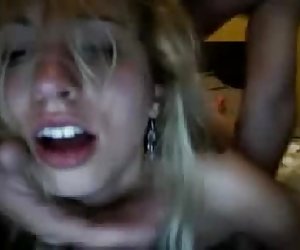 金发女郎被她的屁股撕开