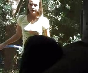 青少年吹箫的邻居