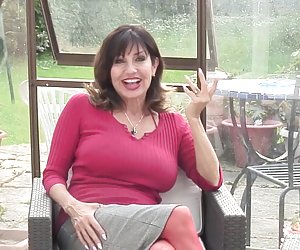 宏伟的成熟的母亲与饥饿的猫