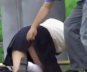 亚洲人脱衣服和离开公共1