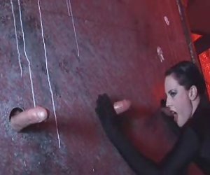 Aliz怪物三个巨大的阴茎在一个妓女