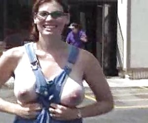 业余的女孩闪烁她的奶子