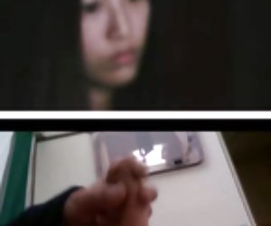 韩国女孩在看着我的胸上的视频聊天