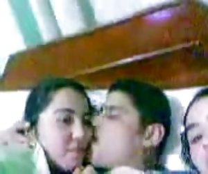 阿拉伯男人吻两个阿拉伯(埃及)女孩躺在床上