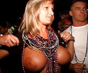 梦幻巨星闪光炫耀她的身体