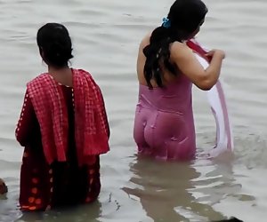 恒河洗澡抓住了