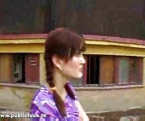 年轻的少女在公共