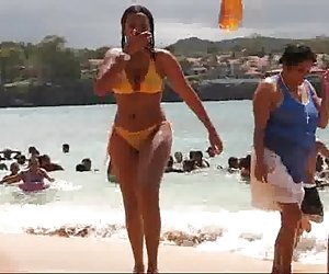 丰满的女孩在透明的比基尼