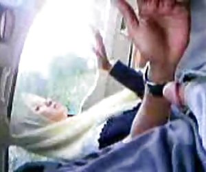 马来头巾的女孩给一个打手枪2