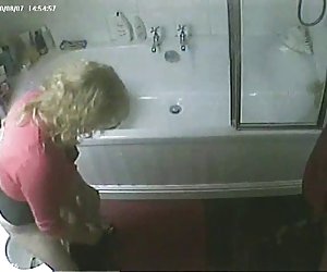 使饥渴...隐藏在厕所手淫